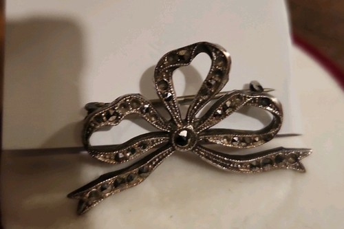 Textured bow with fascited - with,