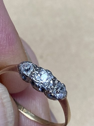 Gold diamond ring - 18, carat.