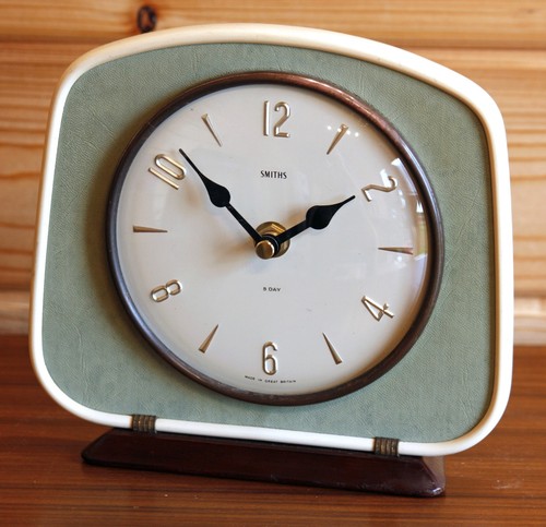 Vintage 18cm smiths mantel - vintage,