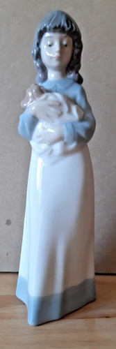 Nao lladro girl holding - nao,