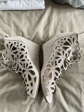 shoes/boots. Lace style open