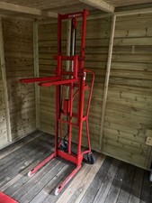 Hydraulic pallet lifter stacker