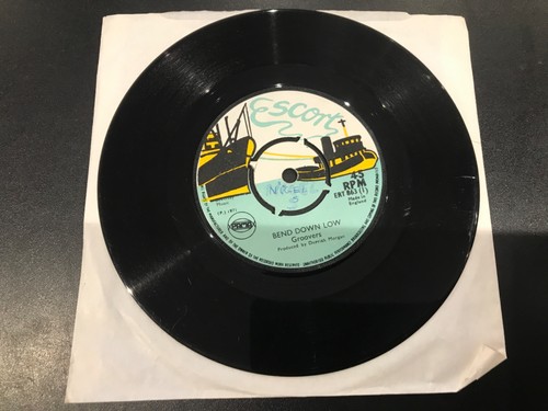 Groovers bend down - low,