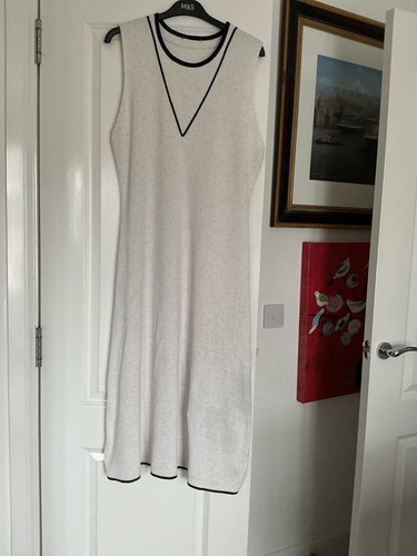 Sleeveless oatmeal with navy