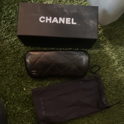 Chanel black hard - (medium),