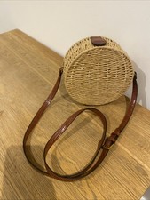 Round Straw Crossbody Bag –