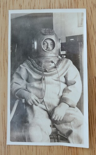 Vintage man deep sea diving - deep,