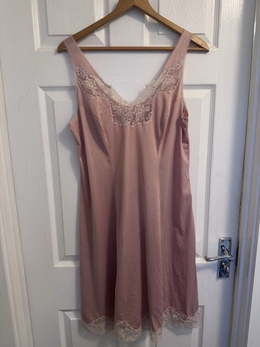 Vintage 70s pale pink - pink, lace