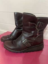 Fly London Wedge Conker Red