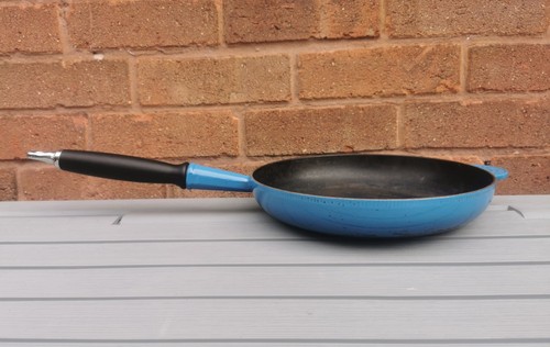 Blue creuset cast iron - blue,