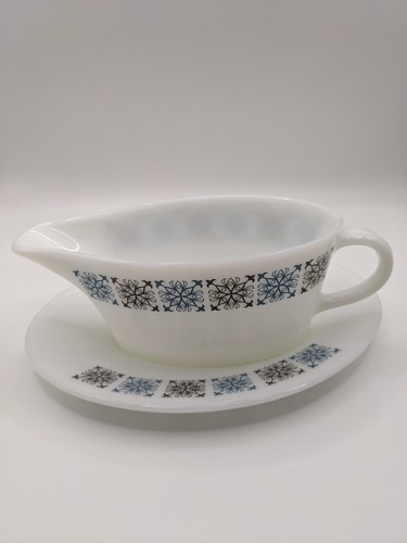 Retro pyrex gravy - pyrex, boat