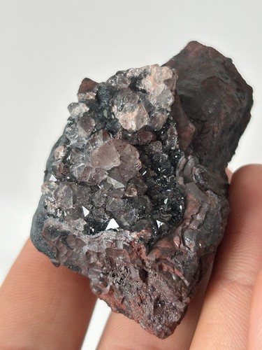 Quartz crystals kidney - on, ore