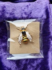Gold & White Wing Bumble Bee Brooch. New Gift Present His Hers Pin Lapel UK