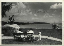 1975 Press Photo Family sits