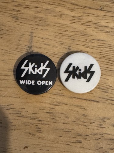Skids pinbadge wide open - pinbadge,
