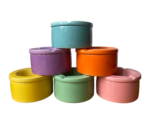 Ash tray with - removable, lid