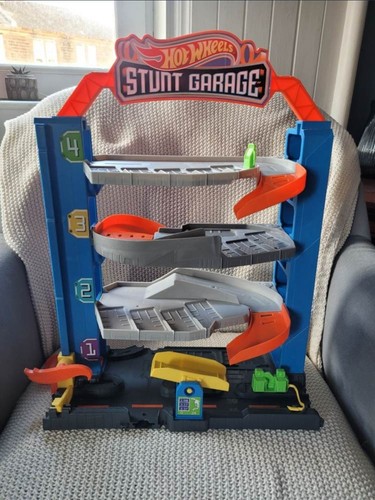 Hot wheels stunt - , garage