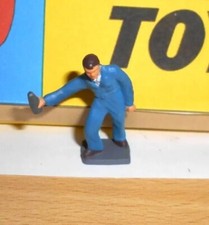 Corgi Toys 1505 garage attendant FIGURE with oil bottle