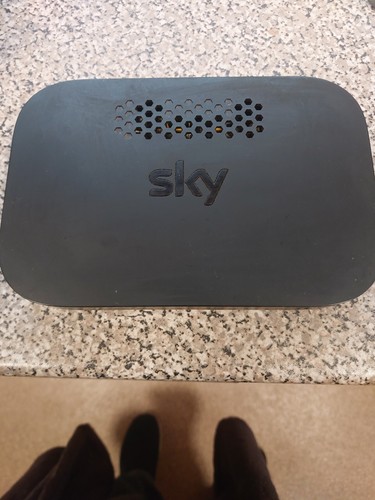 Sky hub wireless router wifi - q,