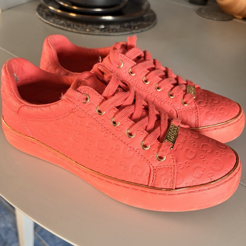 Guess coral logo - logo, embossed