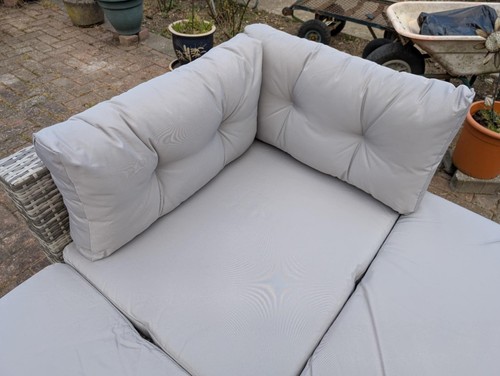 New boxed ratten garden - new,