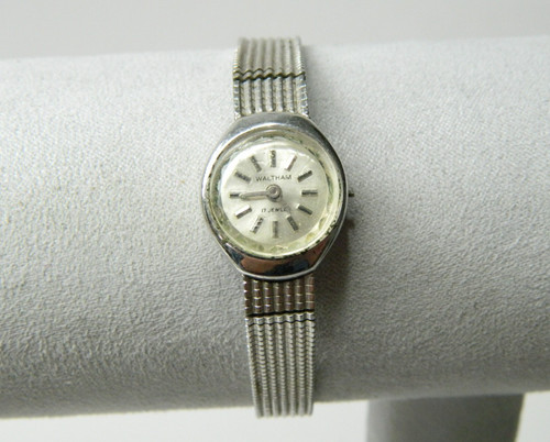 Vintage waltham jewels - 17,