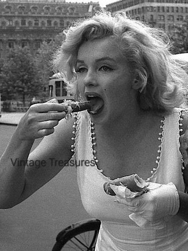 Marilyn monroe eats hot dog - marilyn,