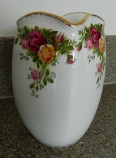 LOVELY ROYAL ALBERT 'OLD COUNTRY ROSES' 16cm SQUARE VASE - 1st quality - VGC