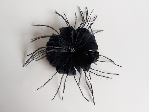 Black feather diamante - black,