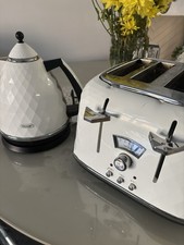 Delonghi Brillante 1.7L Kettle (KBJ3001.W) + 4 Slice Toaster (CTJ4003.W) White