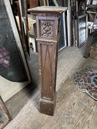 Antique carved oak newel - ~,