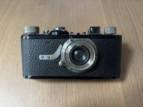 Leica 1930 - a), –