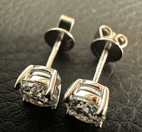 Moissanite round stud - round,