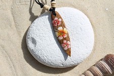 NEW WOODEN RETRO FLOWER SURFBOARD NECKLACE SURFER SURF LUCKY TALISMAN / n243c