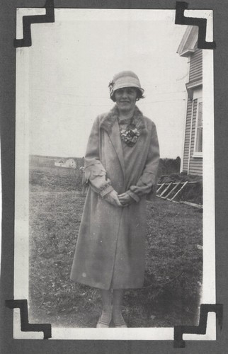 Vintage old flapper girl - old,