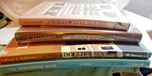 Doll houses lot - lot, books