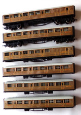 2 x TEAK COACHES + 4 BODIES - OO GAUGE - spares - see details (CHP919)