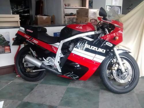 Suzuki gsxr750 slab side - suzuki, hyper