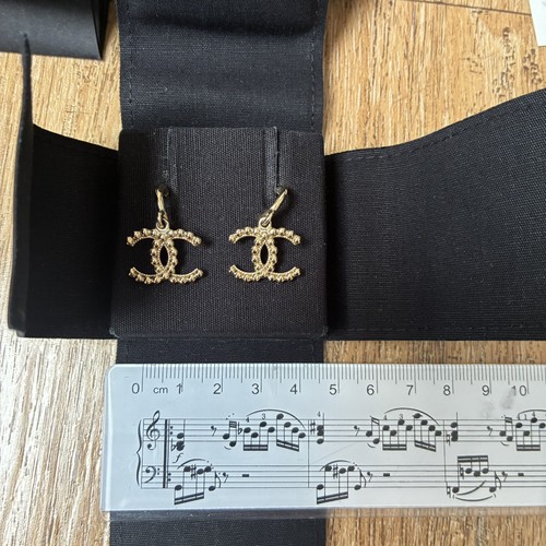 Auth chanel logo dangle - auth,