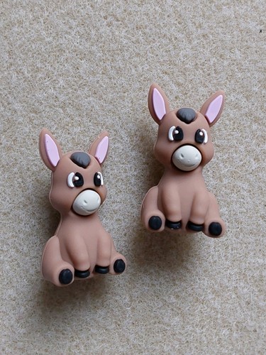 Light brown donkey knitting - light,