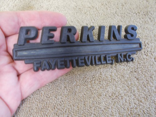 Vtg dealership emblem - emblem, badge
