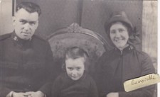 OLD PHOTO MAN WOMAN GIRL