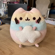 Gund Pusheen Cat Holding A Cloud Soft Plush Toy 11”