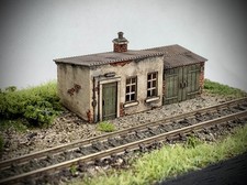 N Gauge  Model Railway Building Resin Trackside Shed with Glazing