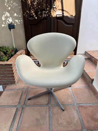 Arne jacobsen swan chair - jacobsen,