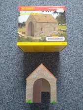 HORNBY SKALEDALE OO SCALE 00 DERELICT BARN R9647 2011 VERY GOOD BOXED