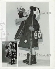 1972 Press Photo Girl and Doll