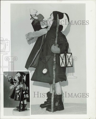 1972 press photo girl - photo, doll