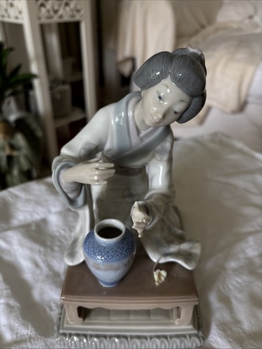 Lladro porcelain figure geesha - porcelain,