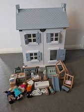 Dolls House And Accessories 